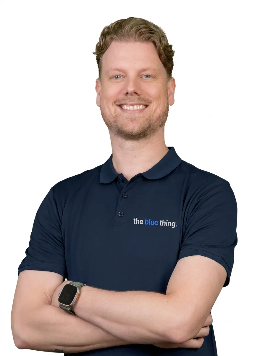 Ralf, oprichter van The Blue Thing, in een blauwe The Blue Thing-polo.